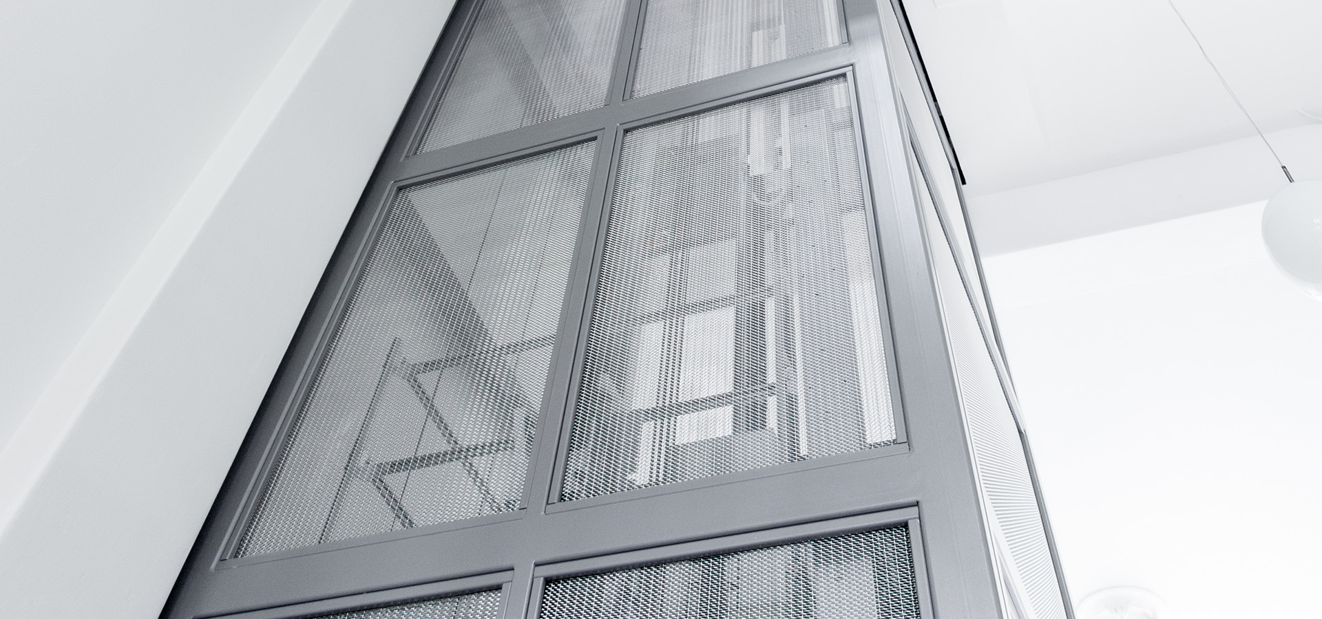 Verkleidung eines Aufzugs mit HAVER Architekturgewebe