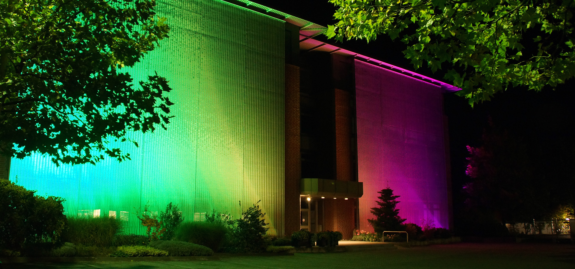 Coloured illumination of a wire mesh facade