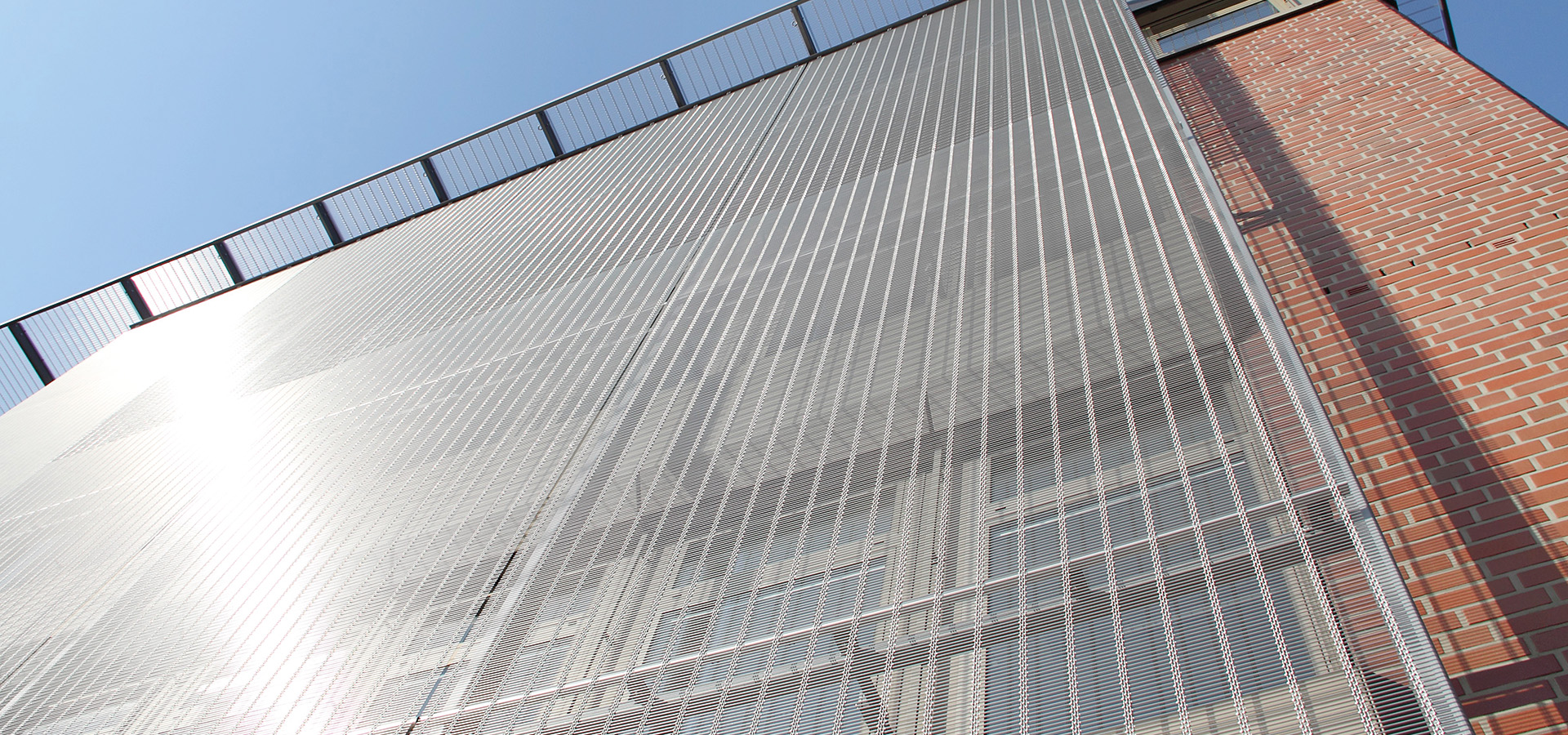 HAVER Architekturgewebe bietet Ihnen als geregeltes und zugelassenes Bauprodukt durch das Deutsche Institut für Bautechnik klare Vorteile bei der planmäßigen Umsetzung von Metallgewebe-Fassaden und Wandverkleidungen, sowie Absturzsicherungen aus Edelstahlgewebe. 