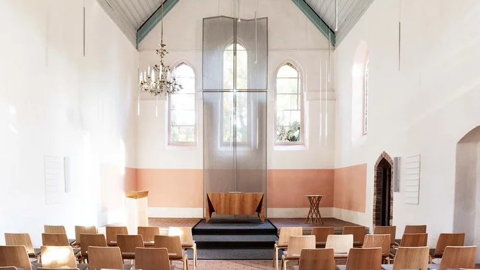 Interior design using semi-transparent wire mesh