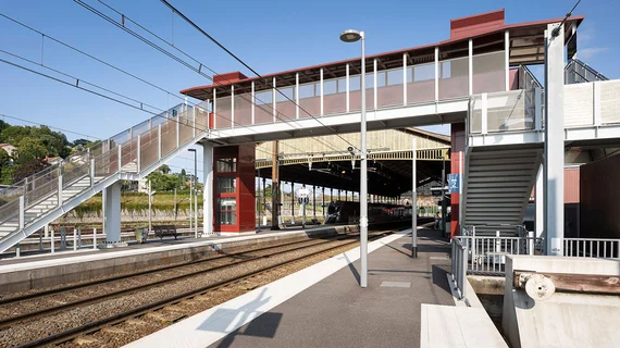 Sécurité et protection tout en préservant la transparence visuelle sur la passerelle piétonne de la gare d’Agen, en France.