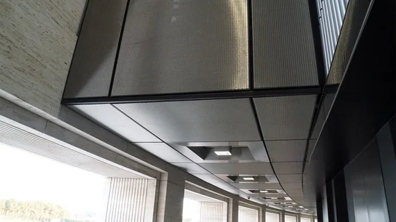 Wand- und Deckenverkleidung mit Drahtgewebe-Elementen.