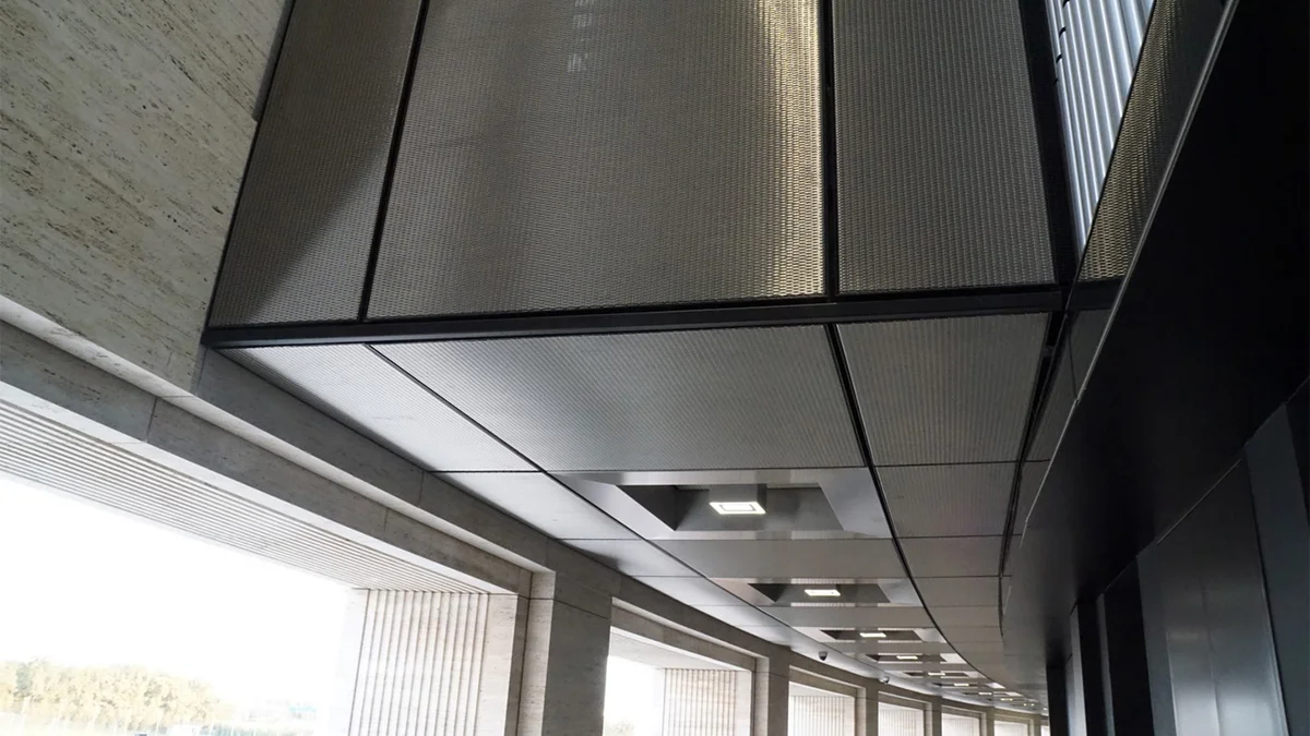 Wand- und Deckenverkleidung mit Drahtgewebe-Elementen.