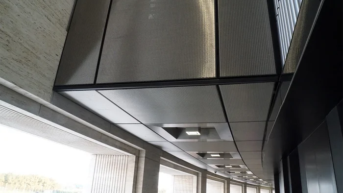 Wand- und Deckenverkleidung mit Drahtgewebe-Elementen.