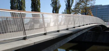 Revêtement de pont avec toile en acier inoxydable et réflexion de la lumière.