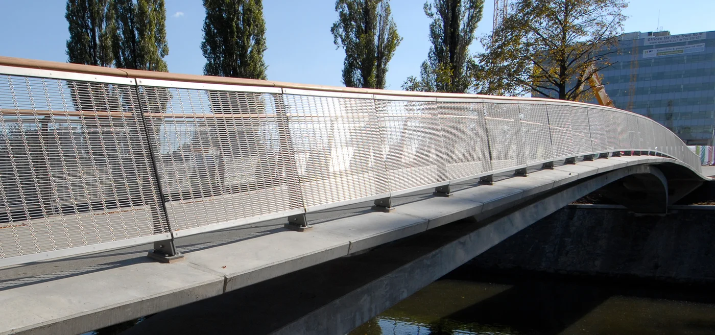 Revêtement de pont avec toile en acier inoxydable et réflexion de la lumière.