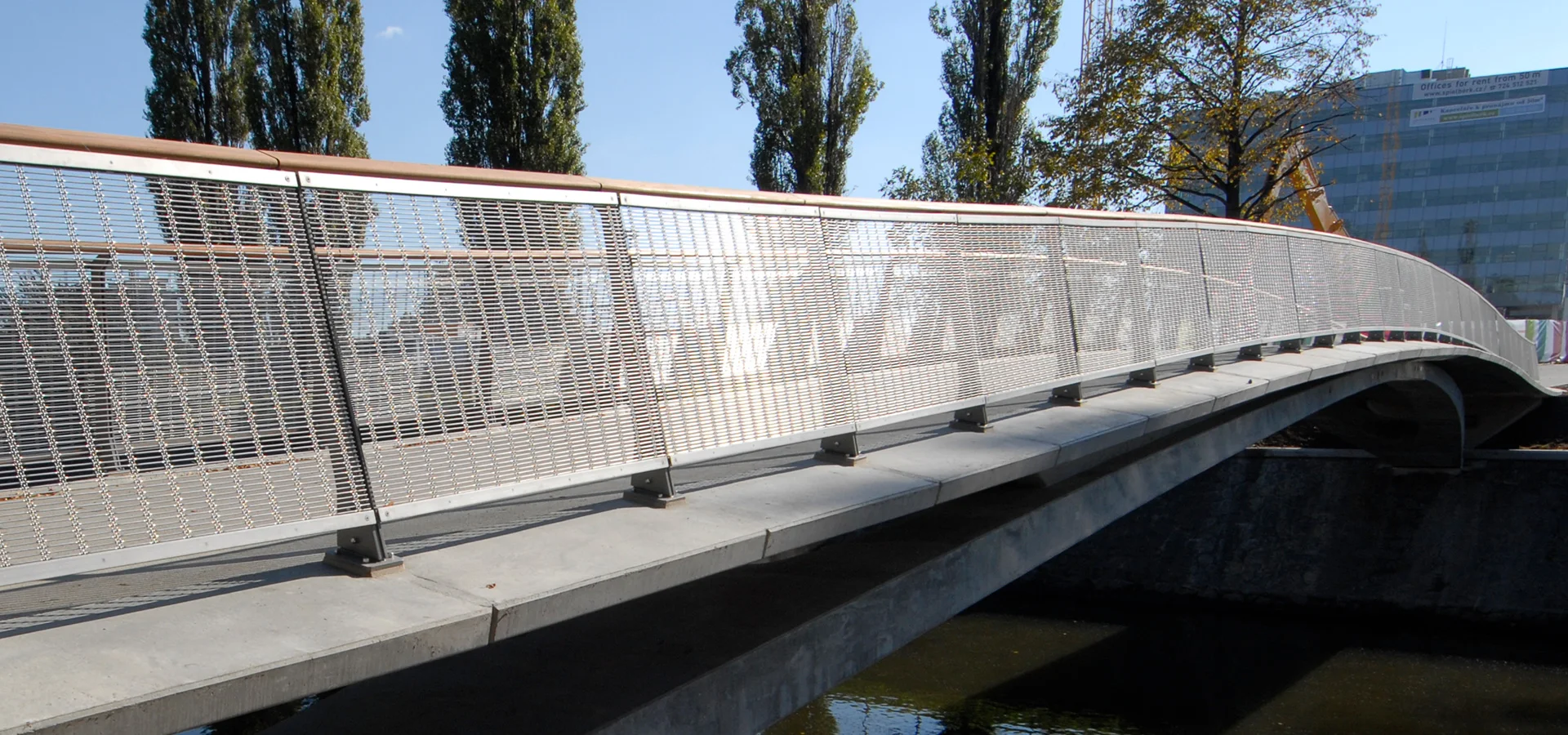 Revêtement de pont avec toile en acier inoxydable et réflexion de la lumière.