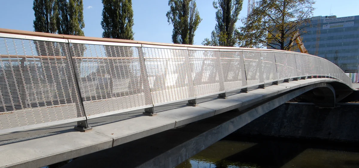 Revêtement de pont avec toile en acier inoxydable et réflexion de la lumière.
