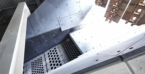 Eine klassische Vorbrechanlage mit einem Niagara Exzentersieb steht in einem Steinbruch.