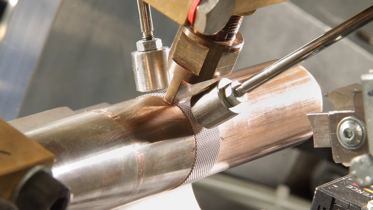 Automatic assembly of the wire mesh in cylindrical form.