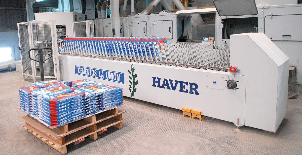 View of a ROTO-PACKER® line with a RADIMAT® and empty bag cellular conveyor