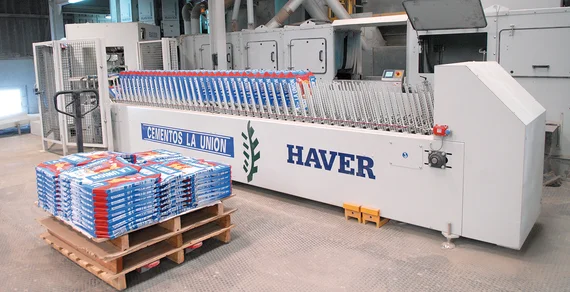 View of a ROTO-PACKER® line with a RADIMAT® and empty bag cellular conveyor