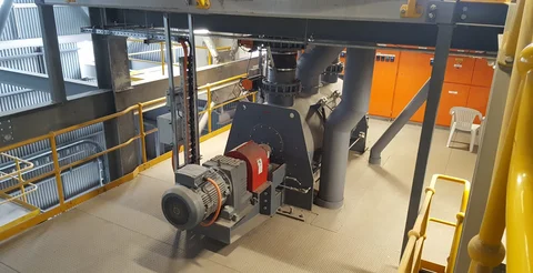 Kontinuierliche Mischanlage mit IBAU-Durchlaufmischern für die Massenproduktion von Baustoffen mit verschiedenen Hauptkomponenten mit unterschiedlichen Mahlgraden.