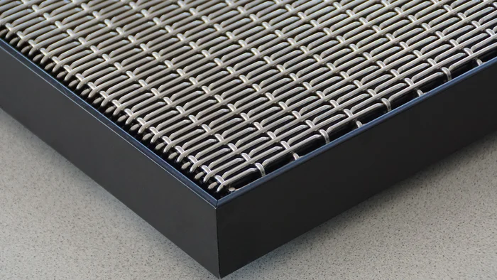 Drahtgewebe in Spezial-Rahmen aus Aluminium integriert.