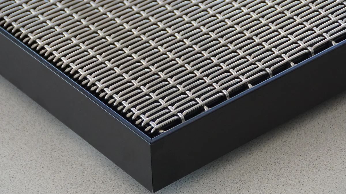 Drahtgewebe in Spezial-Rahmen aus Aluminium integriert.