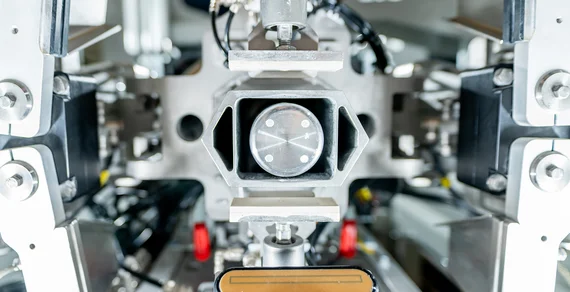 6-Eck-Füllstutzen mit Vibrationslanze in einer Abfüllanlage