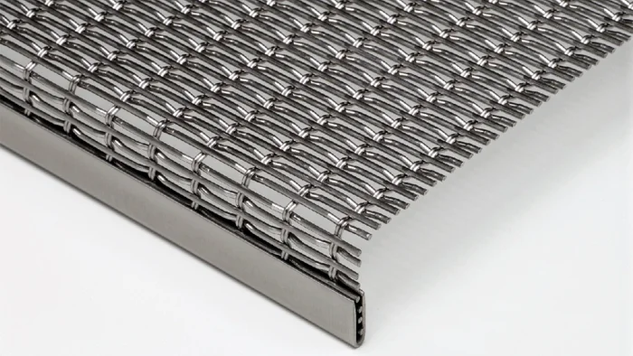 Finition des arêtes : Tissu replié à 90° avec bordure à profilé en U