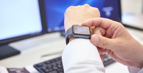 Eine Person betätigt eine Smart Watch