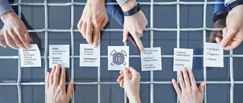 Personen halten Zettel mit Haver & Boecker Grundsätzen in  die Mitte.