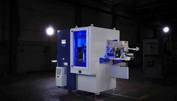 Moderne RADIMAT-R Maschine von Haver & Boecker zum automatischen Aufstecken von Schüttgutverpackungen in beleuchtetem Industriebereich.