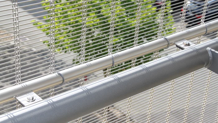 Zwischenbefestigung einer Drahtgewebefassade