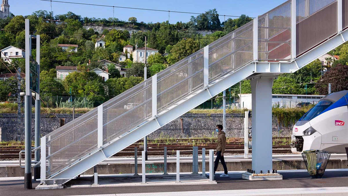 Staircase cladding using metal mesh