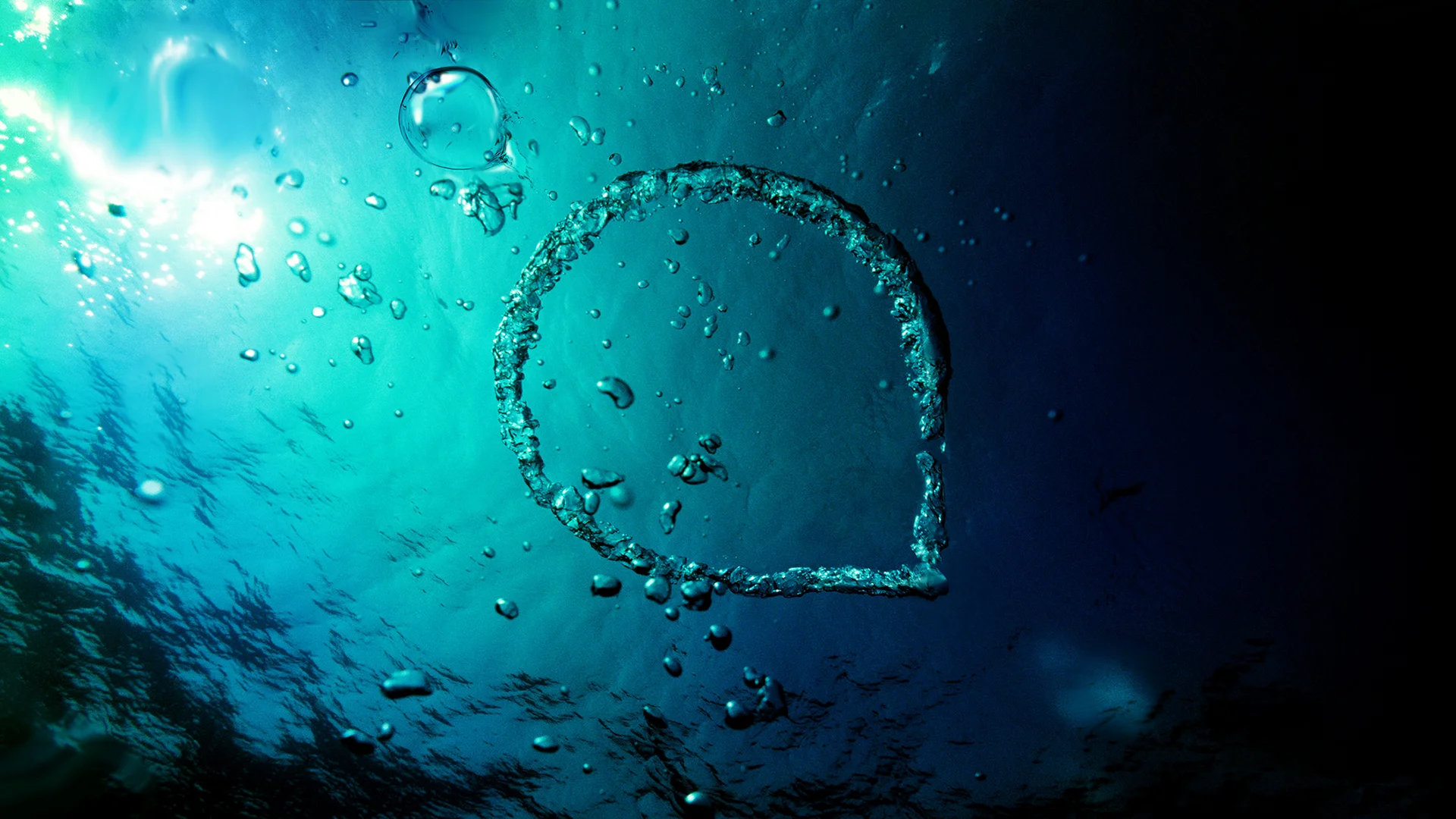 Blick von Unterwasser auf Meeresoberfläche