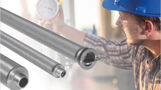 Un homme portant un casque de chantier examine des éléments filtrants en treillis métallique ; texte sur la filtration dans les industries chimiques et pharmaceutiques par Haver & Boecker.