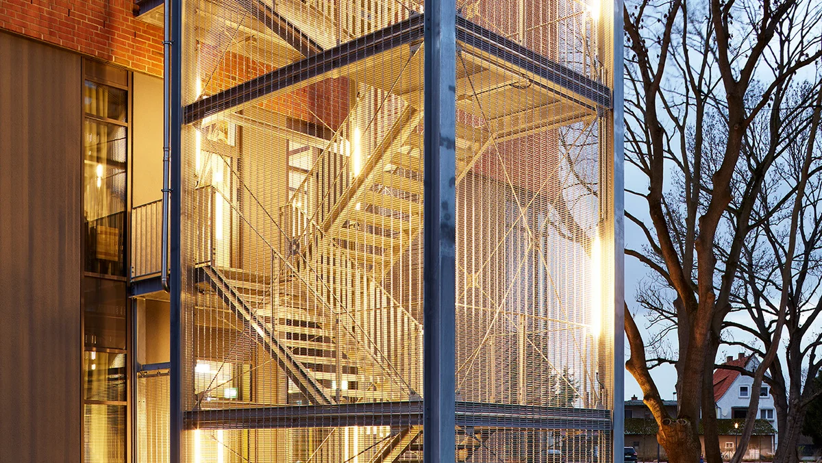 Revêtement en toile d’acier inoxydable stable pour cage d’escalier extérieure.