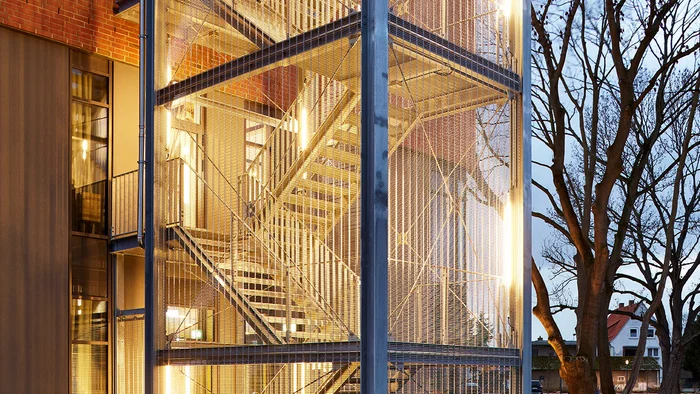 Revêtement en toile d’acier inoxydable stable pour cage d’escalier extérieure.