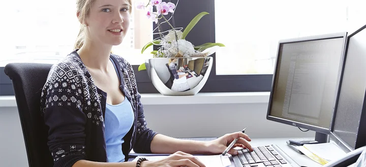Praktikantin an ihrem Arbeitsplatz