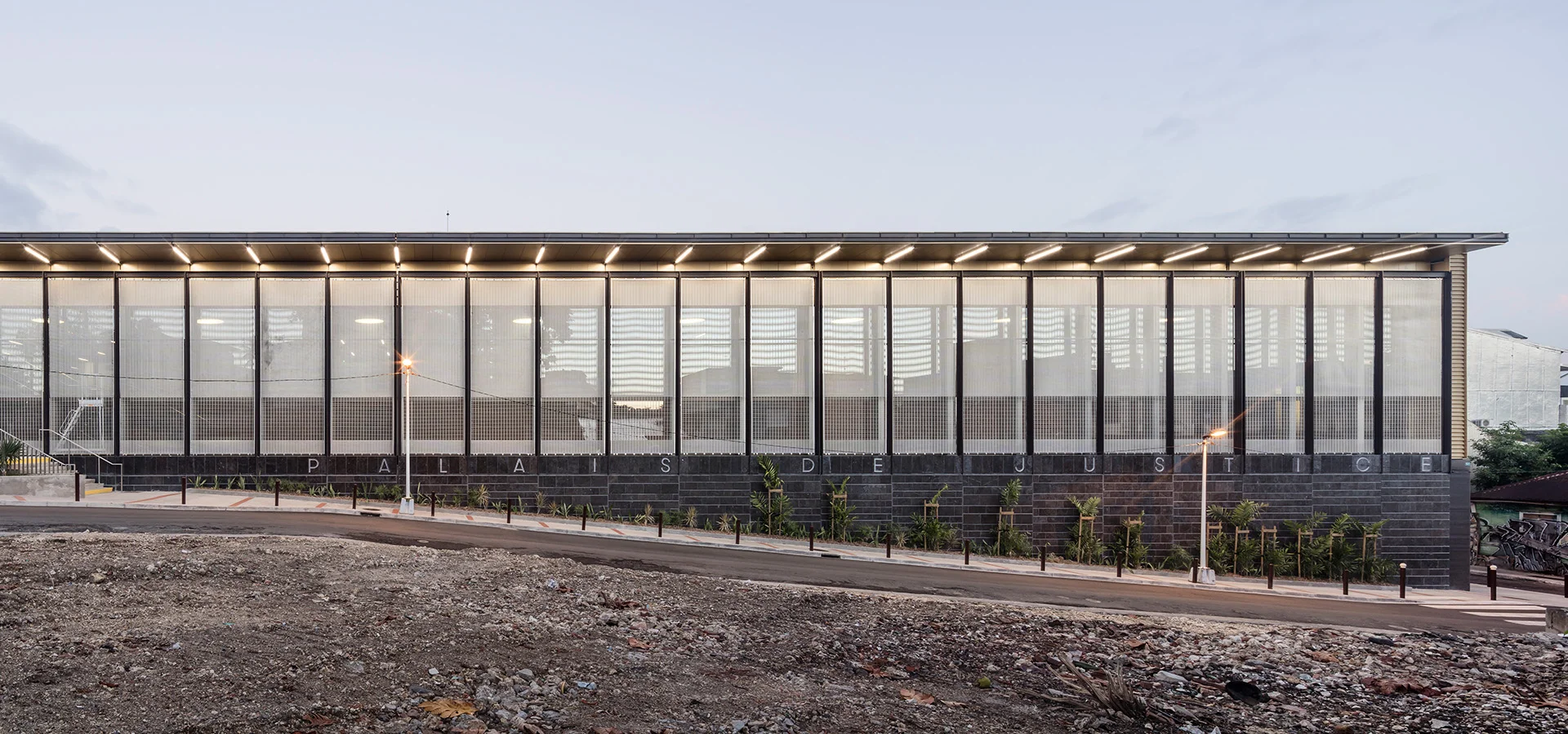 Sonnenschutzfassade mit HAVER Architekturgewebe
