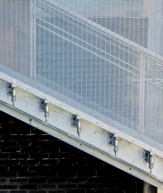 Befestigungssystem Fassadenverkleidung bestehend aus Flachspannkante, Gabelschraube und Druckfedern.