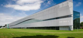 Revêtement de façade horizontal en toile d’architecture HAVER.