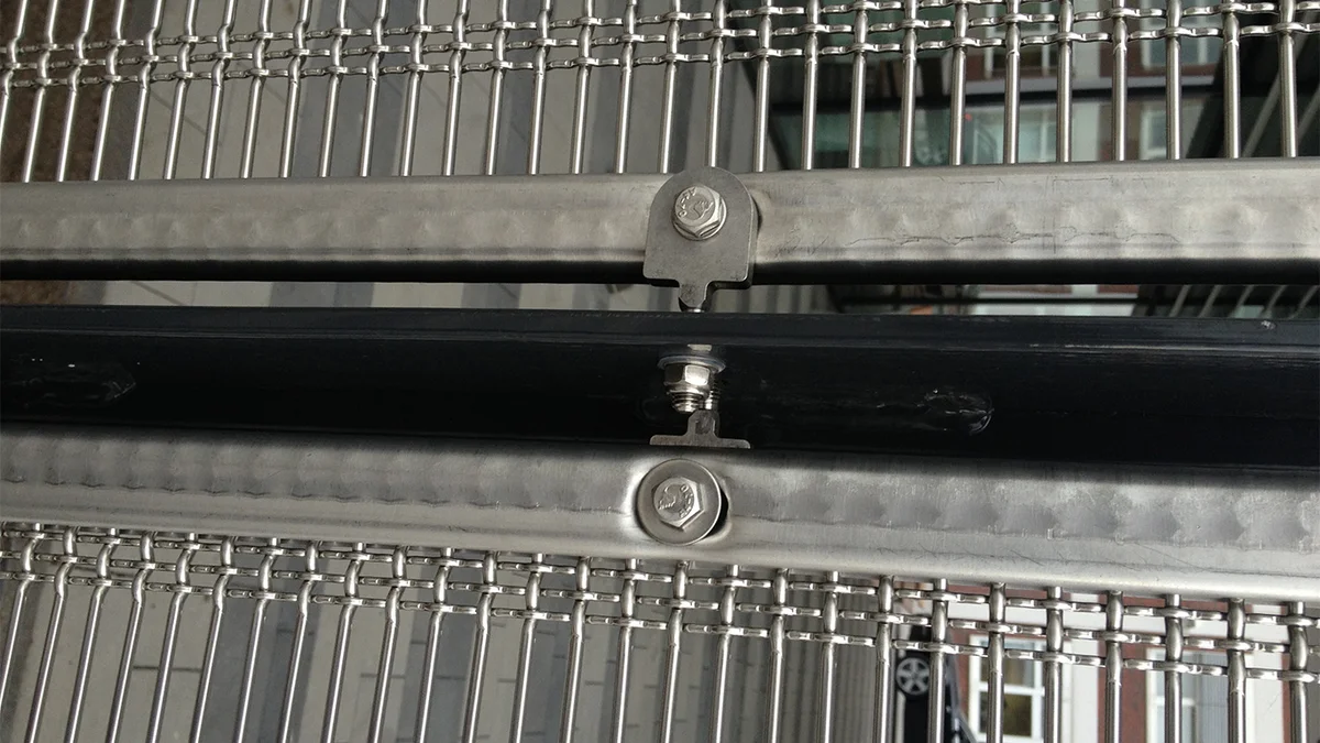 Solution de fixation : corps de boulons à œil pour les profilés plat de tension 