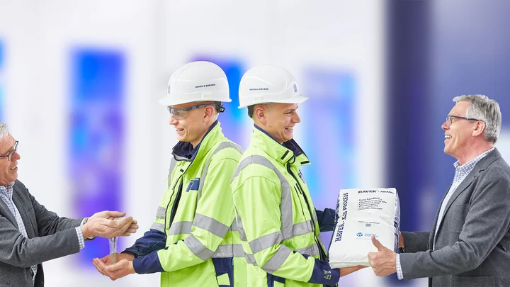 Ein Mann sitzt vor einem Bildschirm und überwacht den sicheren und effektiven Abfüllprozess.