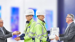 Ein Mann sitzt vor einem Bildschirm und überwacht den sicheren und effektiven Abfüllprozess.