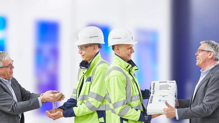 Ein Mann sitzt vor einem Bildschirm und überwacht den sicheren und effektiven Abfüllprozess.