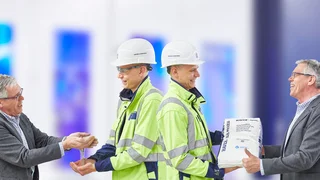 Man sitting in front of a screen and monitoring the safe and effective filling process
