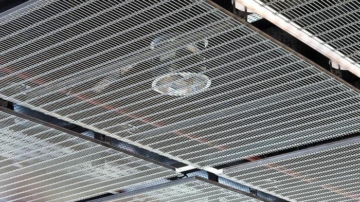 Ceiling appearance: The semi-transparent wire mesh covering ensures optimal function of technical equipment.