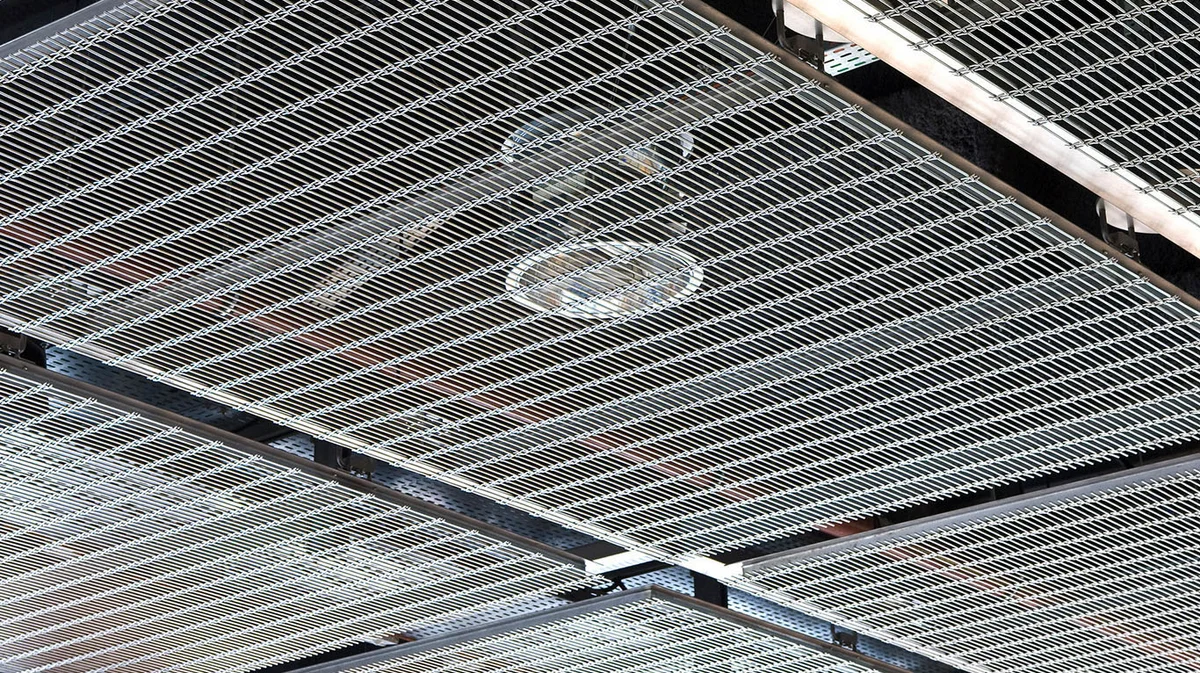 Ceiling appearance: The semi-transparent wire mesh covering ensures optimal function of technical equipment.