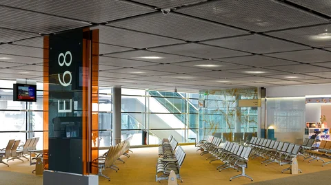 Wand- und Deckenverkleidung aus Metallgewebee mit integrierter Deckenbeleuchtung.