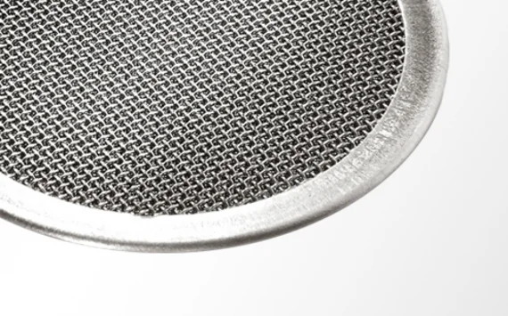 Disque filtrant en toile métallique avec bordure en métal