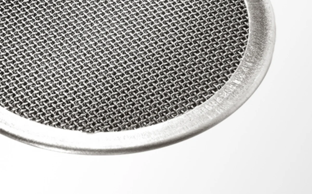 Disque filtrant en toile métallique avec bordure en métal