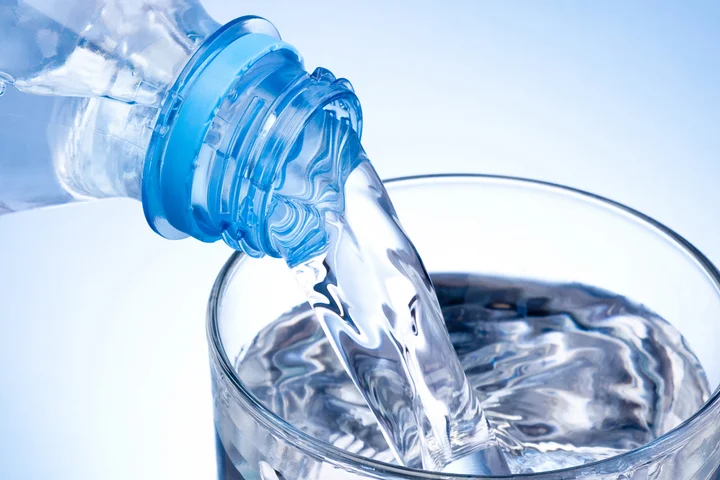 [Translate to French:] Glas, das mit Mineralwasser befüllt wird