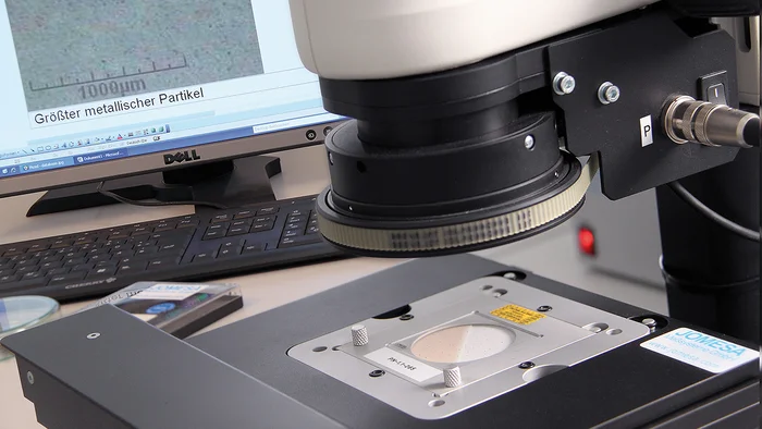 Analyse microscopique des impuretés résiduelles en laboratoire
