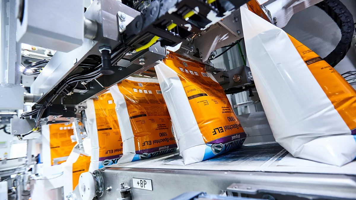 Mehrere Säcke in INTEGRA® Abfüllanlage