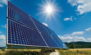 Solarzellen werden mithilfe hochpräziser Siebdruckgewebe metallisiert.