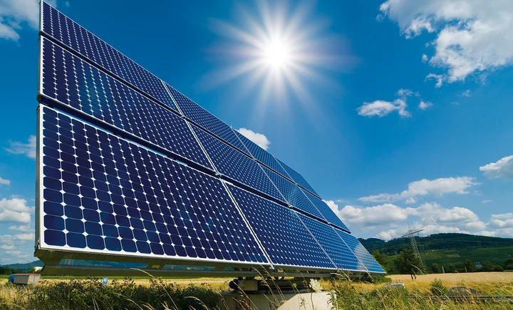 Solarzellen werden mithilfe hochpräziser Siebdruckgewebe metallisiert.