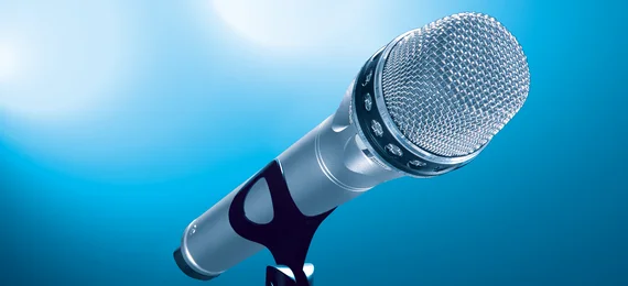 Les têtes de microphone en toile métallique protègent la technologie, optimisent l’acoustique et confèrent au microphone un design élégant.